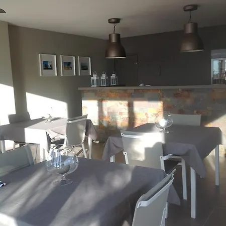 לינה וארוחת בוקר Casa Leon *